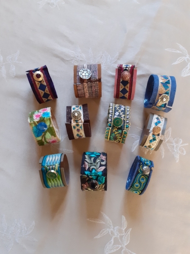 bracelets manchettes, bracelet en cuir, galons brodés, boutons anciens, création de bijoux, bijoux textiles, recyclage, upcycling, fait main