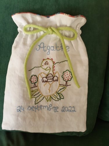 sac bébé,sac de naissance,sac en lin,sac brodé bébé,broderie bébé dinosaure,cadeaux de naissance