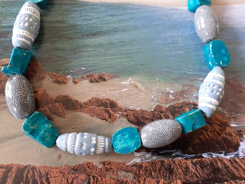 collier, collier de perles, perles en céramique, perles en porcelaine, perles en pierre calcaire, création de bijoux, création de collier, modèle unique, recyclage de perles, chaîne argentée
