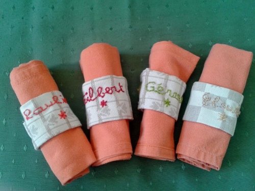 ronds de serviettes,ronds de serviette brodés,ronds de serviette personnalisés,création textile