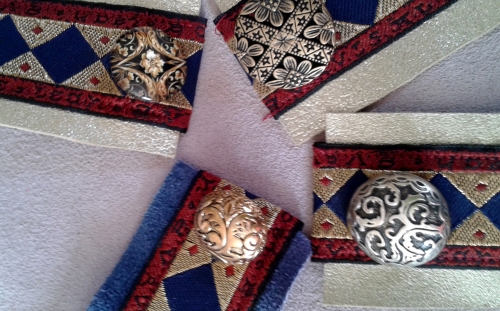 bijoux cuir,bracelets cuir,création textile,recyclage,upcycling,boutons anciens 