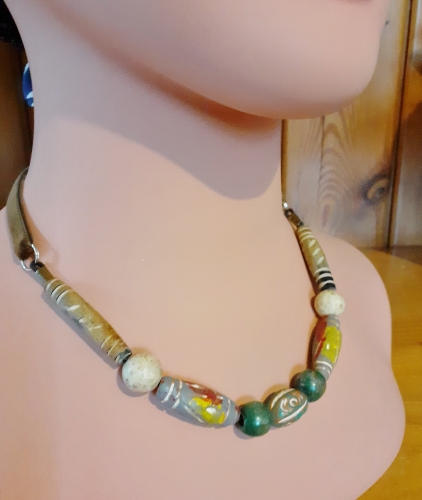 création de bijoux, collier perles et ruban de velours,collier de perles,ruban de velours,bijoux recyclés,recyclage,tuto collier