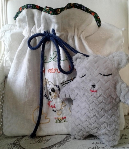 cadeau de naissance, doudou, ourson, broderie, sac de naissance, sac en lin